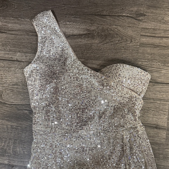 Elegant Gold Sequin One-Shoulder Dress - Picture 4 of 9